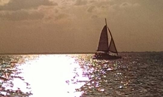 Réduction au lever du soleil sur un catamaran à voile privé