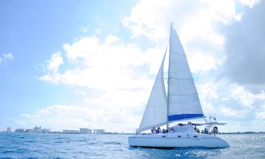 Desconto ao nascer do sol em catamarã de vela privado