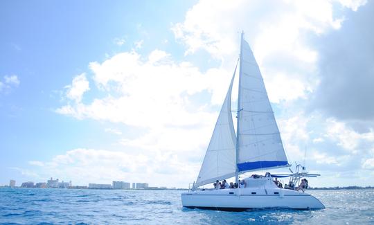 Réduction au lever du soleil sur un catamaran à voile privé