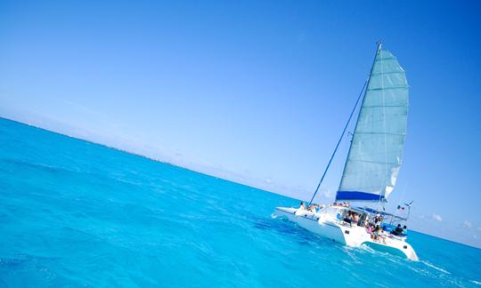 Réduction au lever du soleil sur un catamaran à voile privé