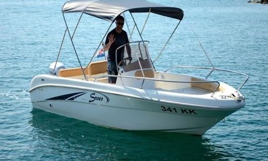 ¡Alquila a Saver 341 Powerboat Holding 6 en Krk Island!