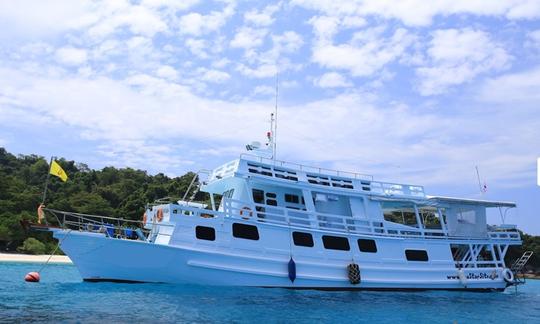 Profitez de la visite de Phuket, en Thaïlande, sur le bateau à passagers MV Koon