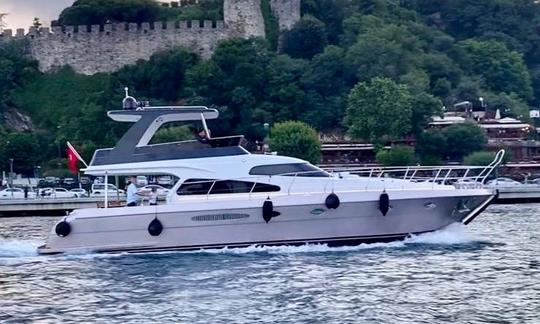 Alquile un yate a motor para 12 personas con Flybridge en Estambul