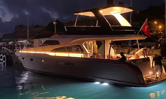 Alquile un yate a motor para 12 personas con Flybridge en Estambul