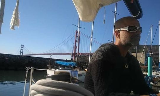 Experiência de navegação com curadoria da ponte Golden Gate: veleiro Islander 36