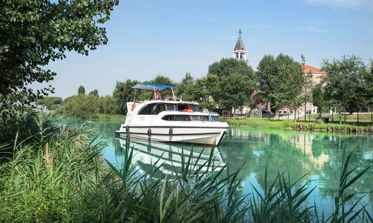 Venice waterways navigation