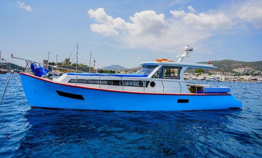 Location de yacht à moteur confortable pour 4 personnes à Muğla, Turquie