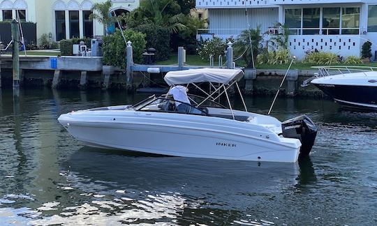 Explorez les eaux de Fort Lauderdale : louez notre spacieux Rinker Q3 Bowrider 2020 