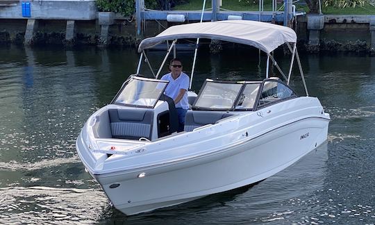 Explorez les eaux de Fort Lauderdale : louez notre spacieux Rinker Q3 Bowrider 2020 