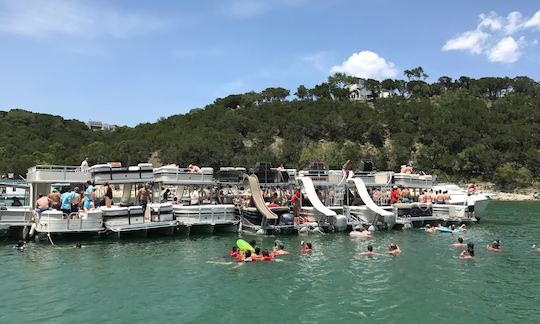 Bateau de fête à ponton à deux étages sur le lac Travis