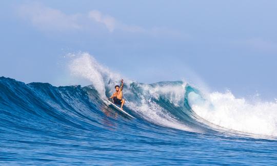 Nossa carta de surf “Jiwa Alam” está ancorada e adoraríamos levá-lo em nossa próxima viagem de aventura de surf