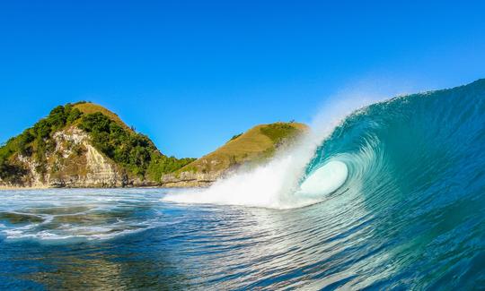 Nossa carta de surf “Jiwa Alam” está ancorada e adoraríamos levá-lo em nossa próxima viagem de aventura de surf