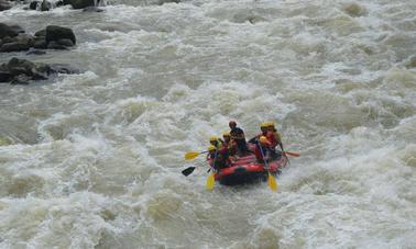 Viagem divertida de rafting no rio Asahan, Indonésia