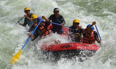 Viagem de rafting super divertida no rio Asahan, Indonésia