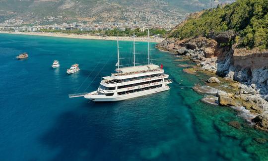 Mega Party Yatch em Alanya