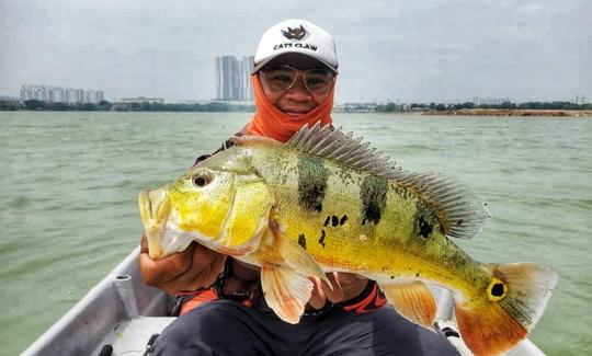 Viagem de pesca urbana de água doce guiada em Kuala Lumpur