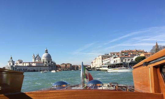 Passeio de barco privado e personalizado com guia turístico+motorista de barco em Venezia, Veneto