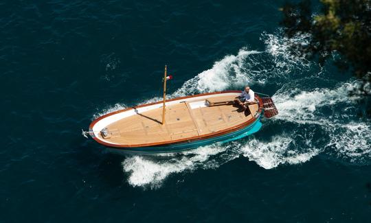 Alquiler de barco eléctrico Gozzo Sorrentino de 25 pies Open Cruise en Piano di Sorrento, Campania