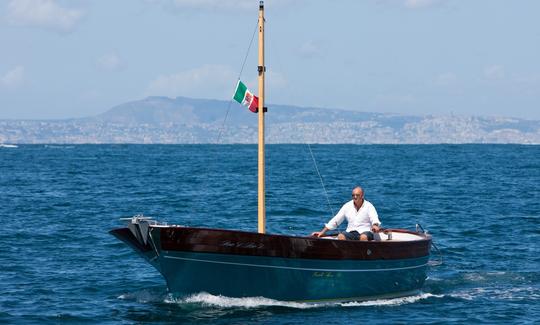 Alquiler de barco eléctrico Gozzo Sorrentino de 25 pies Open Cruise en Piano di Sorrento, Campania