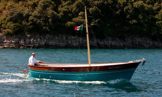 Alquiler de barco eléctrico Gozzo Sorrentino de 25 pies Open Cruise en Piano di Sorrento, Campania