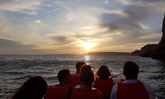 Passeio de barco privado ao pôr do sol até a Ponta da Piedade em Lagos, Algarve