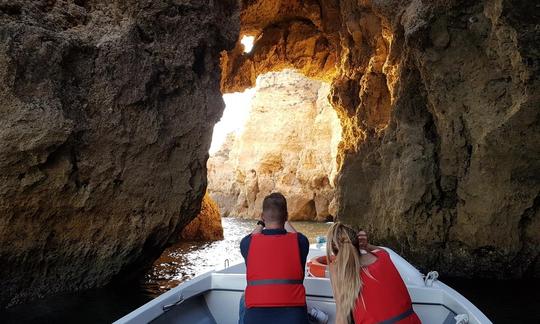 Passeio privado de barco pelas cavernas da Ponta da Piedade em Lagos, Algarve com guia local