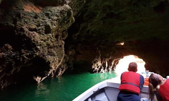 Passeio privado de barco pelas cavernas da Ponta da Piedade em Lagos, Algarve com guia local