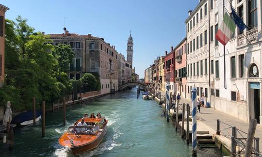 Passeio de barco privado e personalizado com guia turístico+motorista de barco em Venezia, Veneto