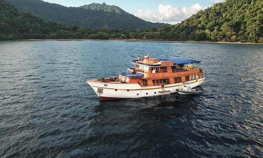 Passeio de barco de luxo em Phinisi em Raja Ampat, Papua Ocidental