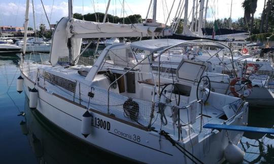 Iate à vela Oceanis 38 em Portorosa, Sicília