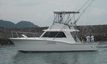 Barco de pesca esportiva Hatteras de 36 pés para alugar em Jaco, Costa Rica