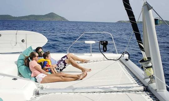 Viagens de luxo de meio dia a bordo do nosso catamarã de iate à vela de 47 pés