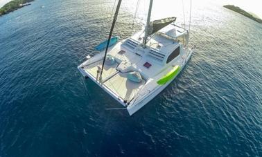 Viagens de luxo de meio dia a bordo do nosso catamarã de iate à vela de 47 pés