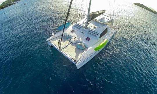 Viagens de luxo de meio dia a bordo do nosso catamarã de iate à vela de 47 pés