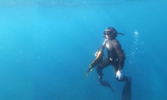 Viagem de pesca submarina em Bali com guias locais amigáveis