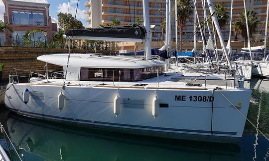 Aluguer de barco a casco no catamarã à vela Lagoon 400 de Furnari, Sicília