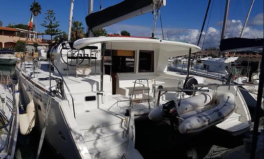 Aluguer de barco a casco no catamarã à vela Lagoon 400 de Furnari, Sicília