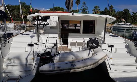 Aluguer de barco a casco no catamarã à vela Lagoon 400 de Furnari, Sicília