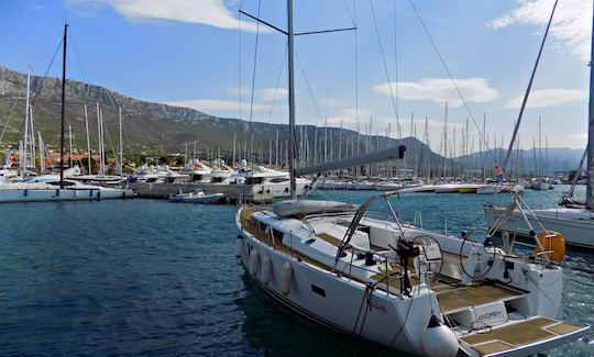 Alugue o monocasco de cruzeiro “Andrey” Hanse 495 em Kaštel Gomilica