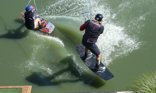 Aproveite a sensação do wakeboard a cabo (aula de 30 minutos) em Foxton