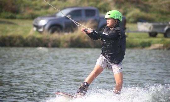 Aproveite a sensação do wakeboard a cabo (aula de 30 minutos) em Foxton