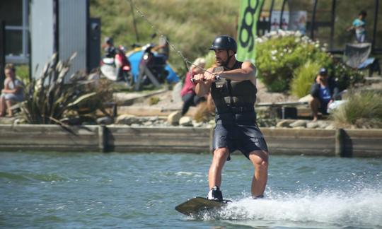 Aproveite a sensação do wakeboard a cabo (aula de 30 minutos) em Foxton