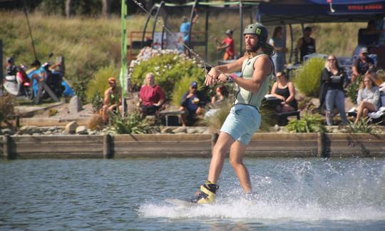 Aproveite a sensação do wakeboard a cabo (aula de 30 minutos) em Foxton