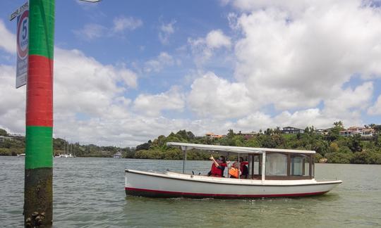 Alugue um barco elétrico clássico da Frolic para explorar o histórico rio Kerikeri! Baía das Ilhas, NZ