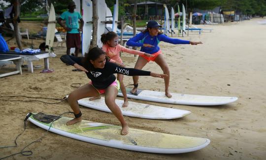 ¡Paquete de surf económico! Clases para principiantes o paquete de alojamiento y desayuno en Weligama