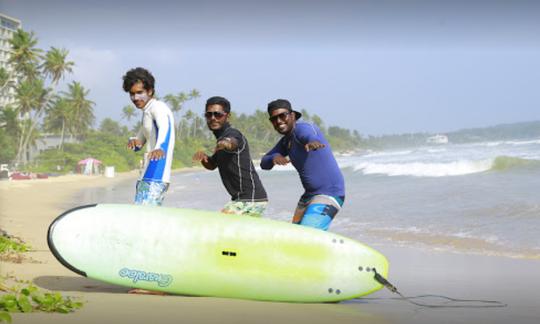 ¡Paquete de surf económico! Clases para principiantes o paquete de alojamiento y desayuno en Weligama