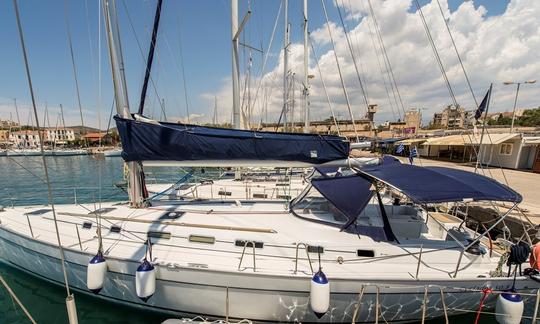 Navegando no iate à vela “Marla” Cyclades 50.5 em Lavrio, Grécia