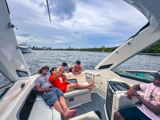 Visita Fort Lauderdale o Haulover Sandbar con el Monterey 328ss Bowrider