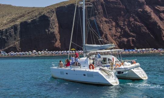 Deslize pelas águas azuis em um catamarã de lagoa de 38 pés com espaço para 14 aventureiros