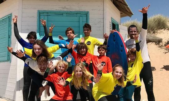 ¡Atrapa la ola! Aprende a surfear con nuestros experimentados instructores en Costa da Caparica